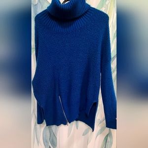 Navy blue asymmetrical hem with zipper detail
